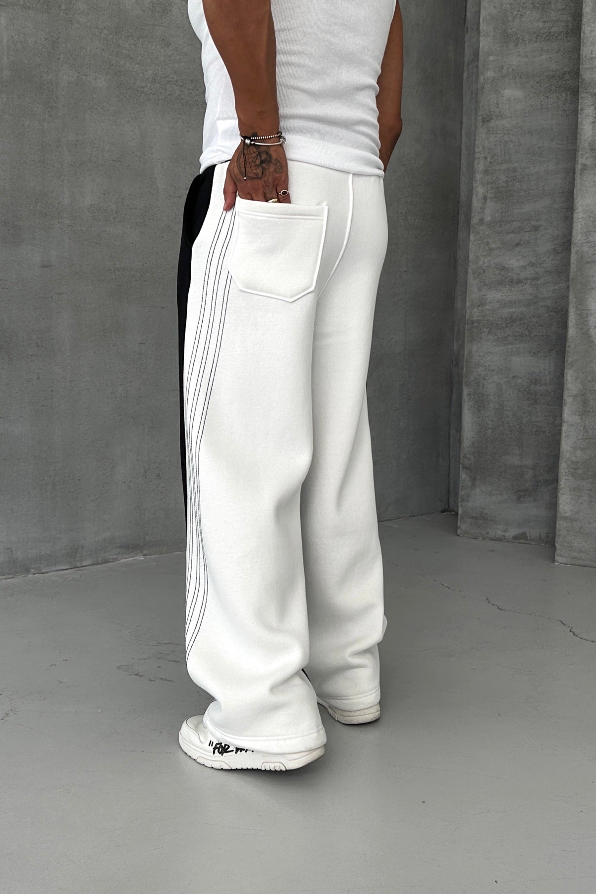 LIGHTWEIGHT LOOSE CUT SIDE STRIPED TRACKSUIT • BLACK-WHITE