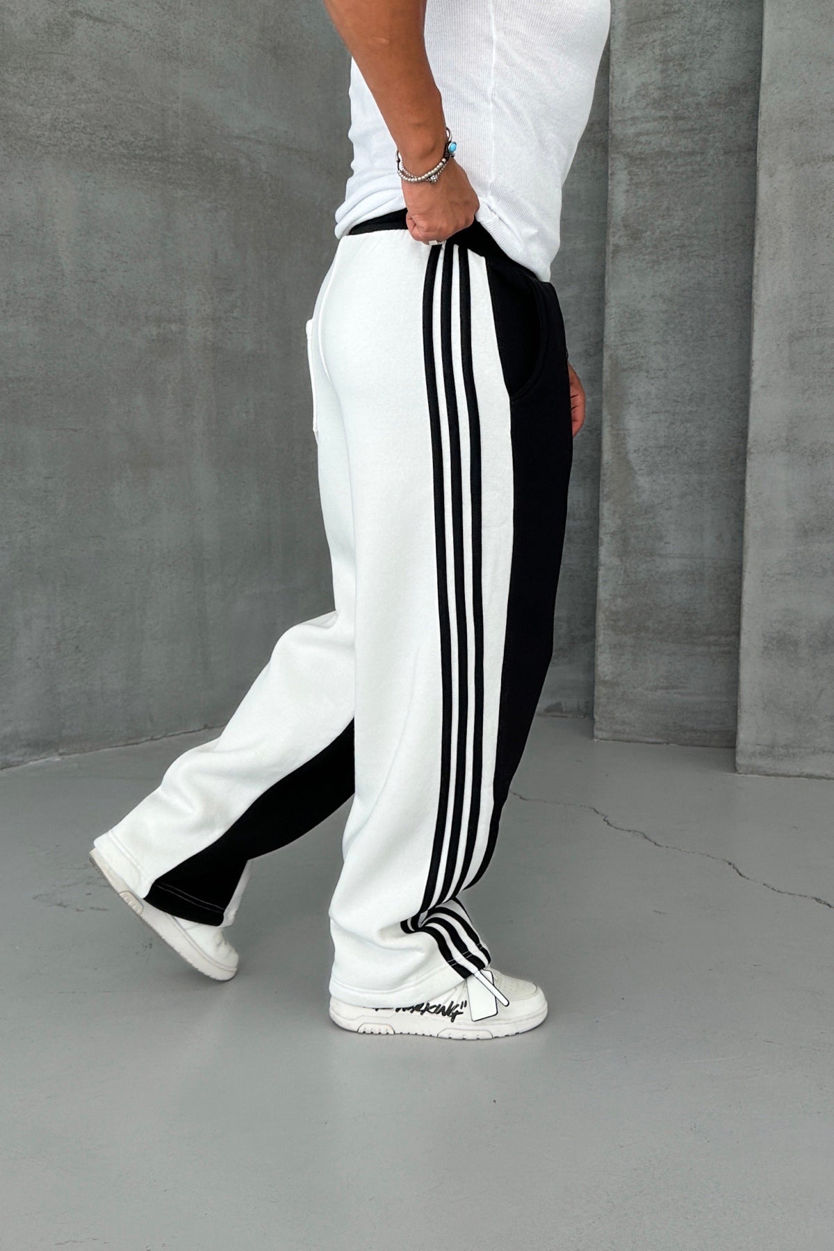 LIGHTWEIGHT LOOSE CUT SIDE STRIPED TRACKSUIT • BLACK-WHITE