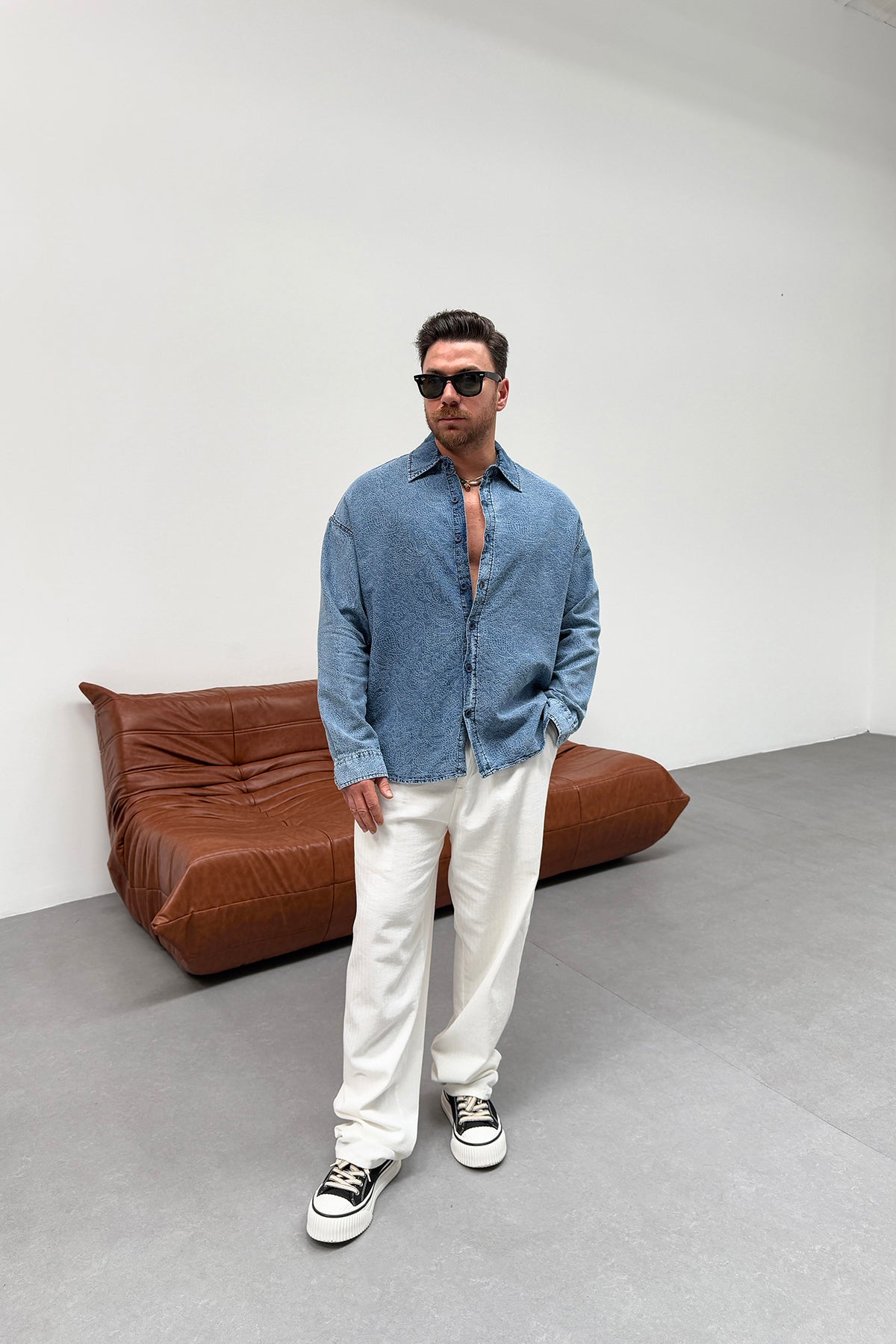 قميص من نسيج الدنيم كبير الحجم • الأزرق