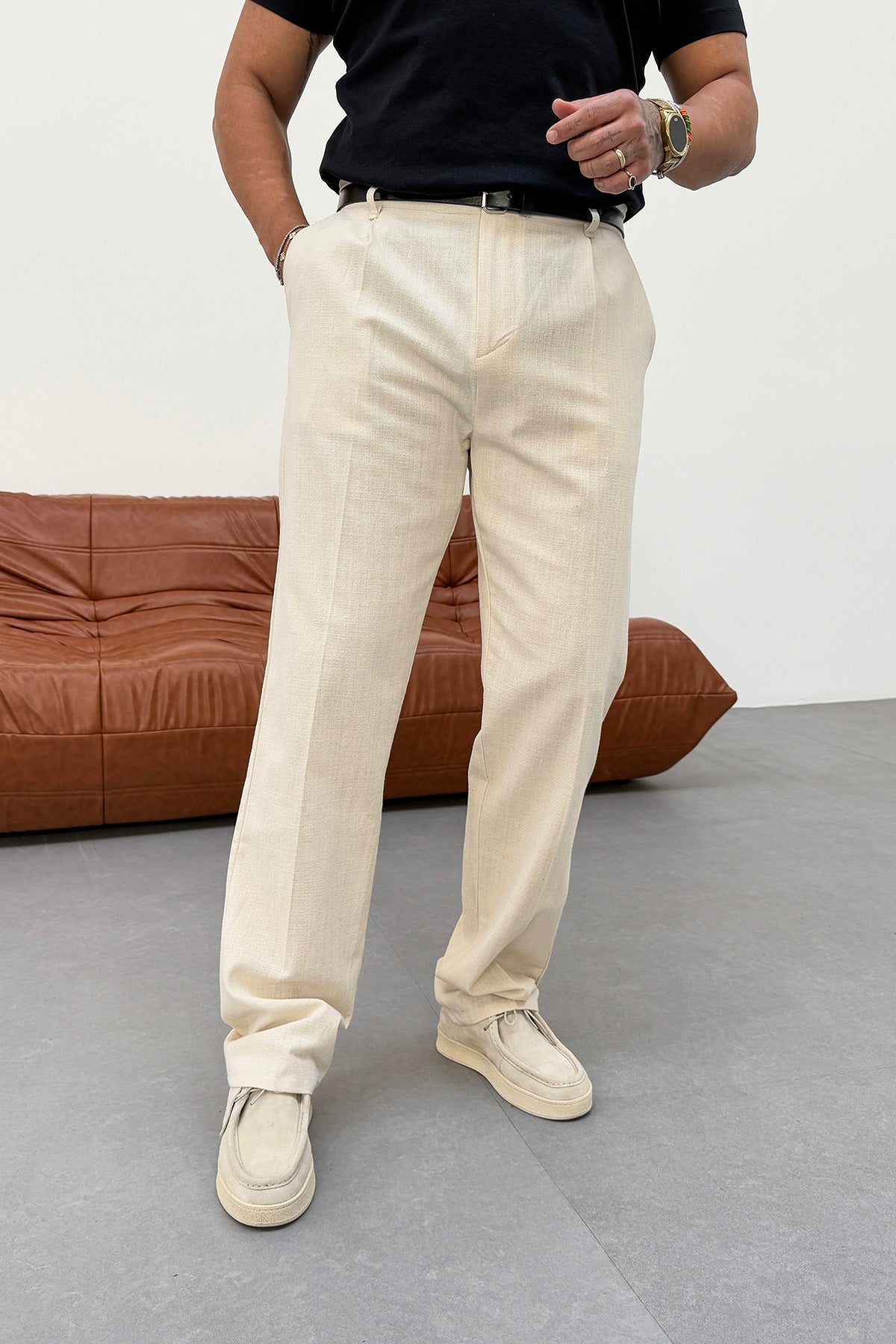REGULAR FIT PLEATED LINEN TROUSERS • CREAM