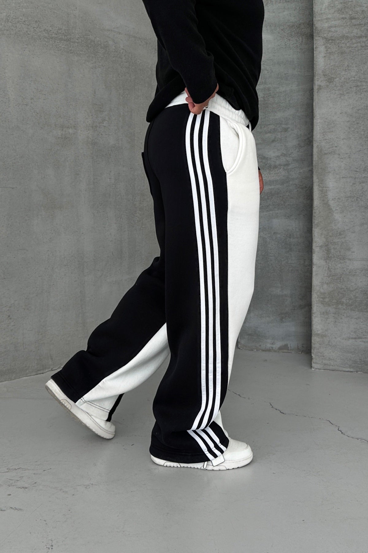 LOOSE CUT SIDE STRIPED TRACKSUIT • WHITE-BLACK