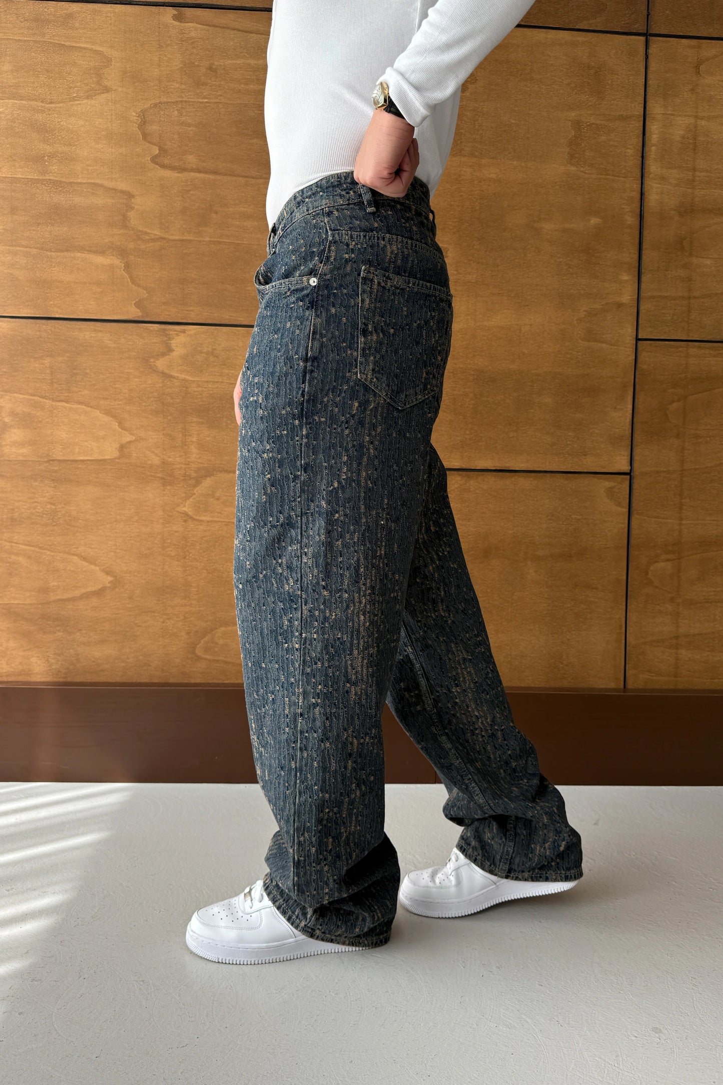 BAGGY LOOSE CUT EMBROIDERED JEANS