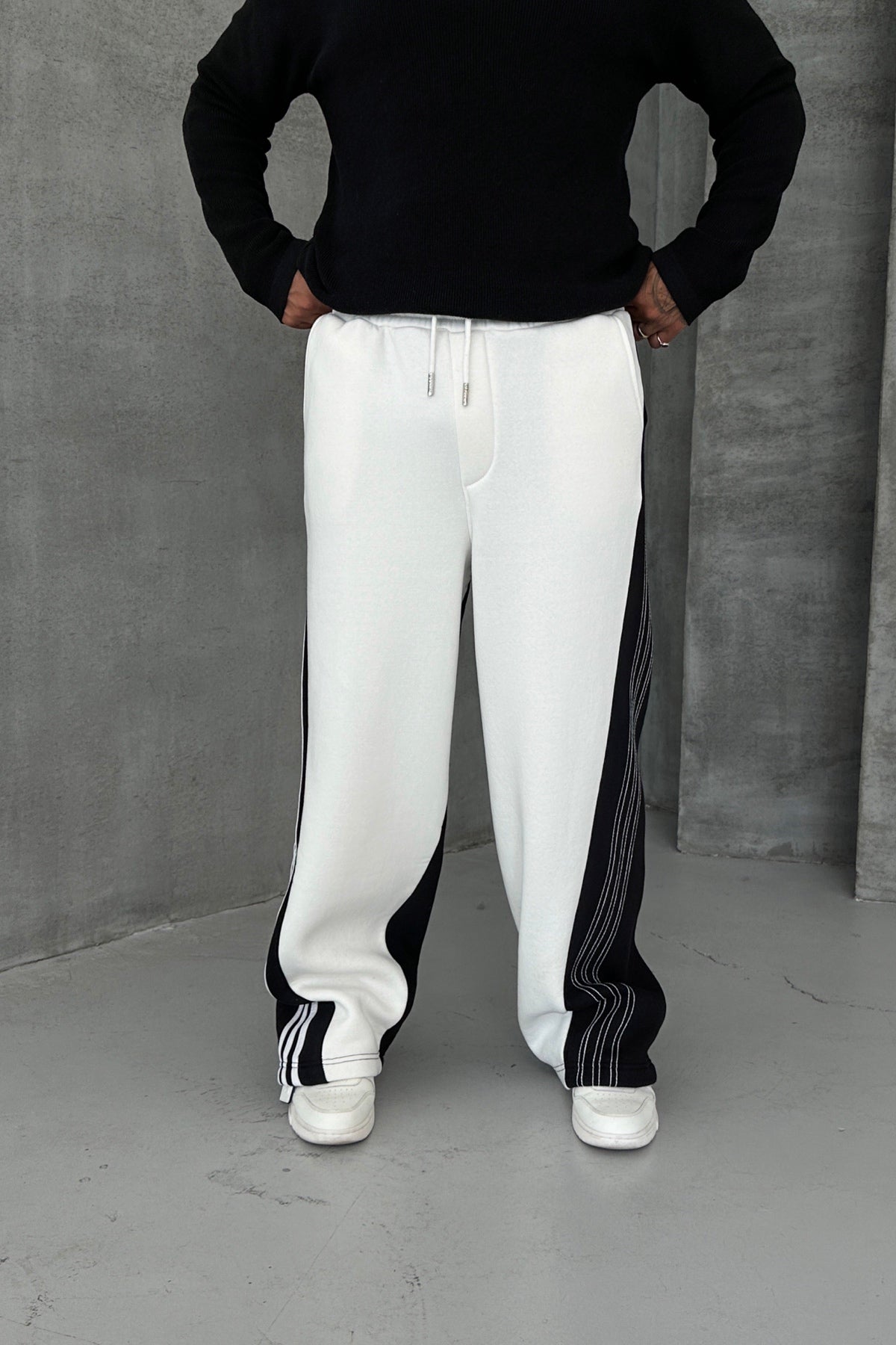 LOOSE CUT SIDE STRIPED TRACKSUIT • WHITE-BLACK