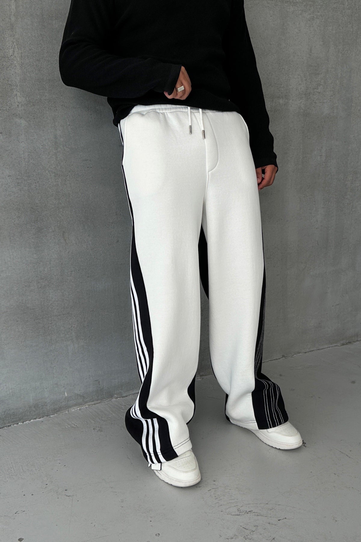LOOSE CUT SIDE STRIPED TRACKSUIT • WHITE-BLACK