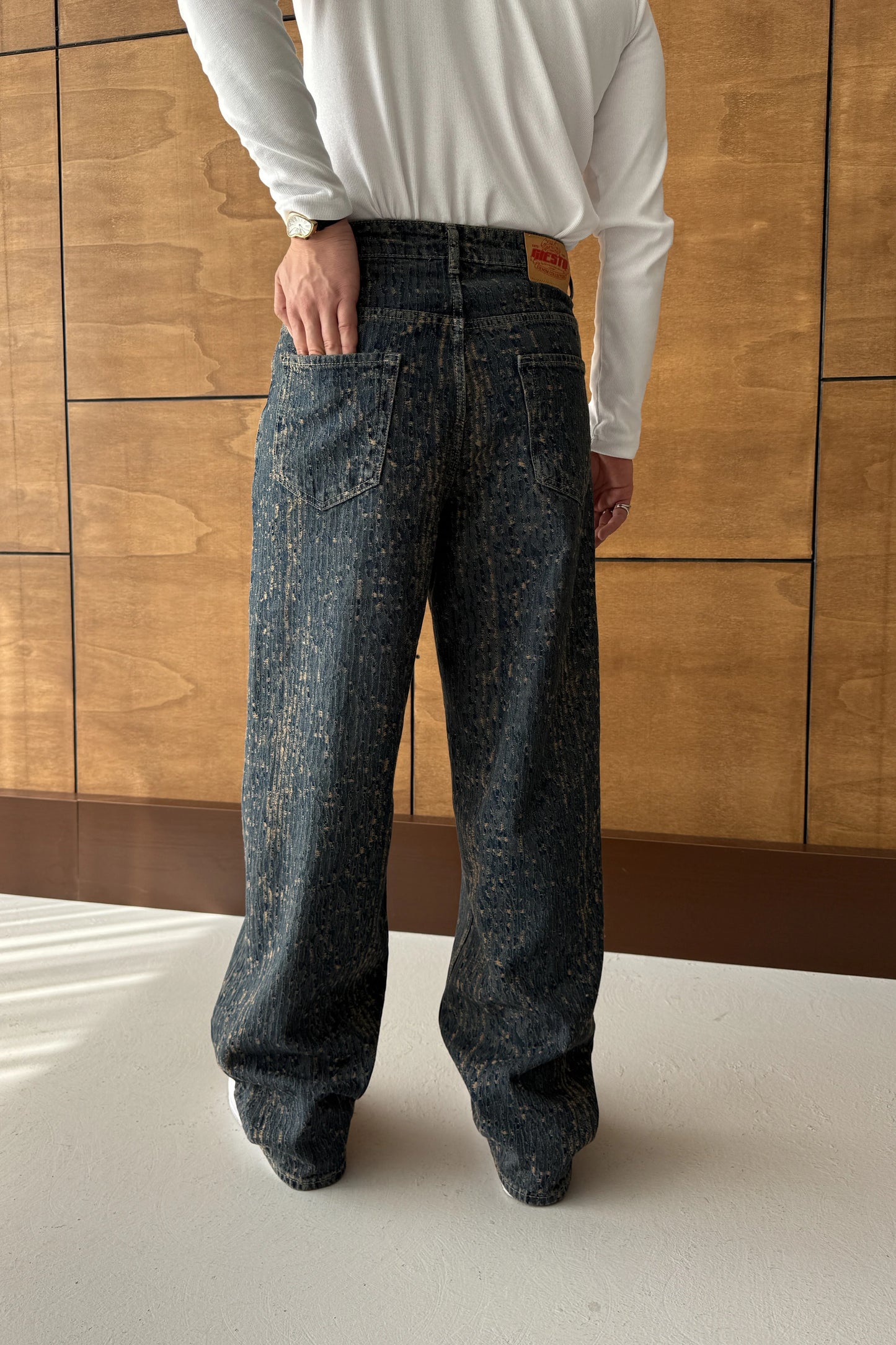 BAGGY LOOSE CUT EMBROIDERED JEANS
