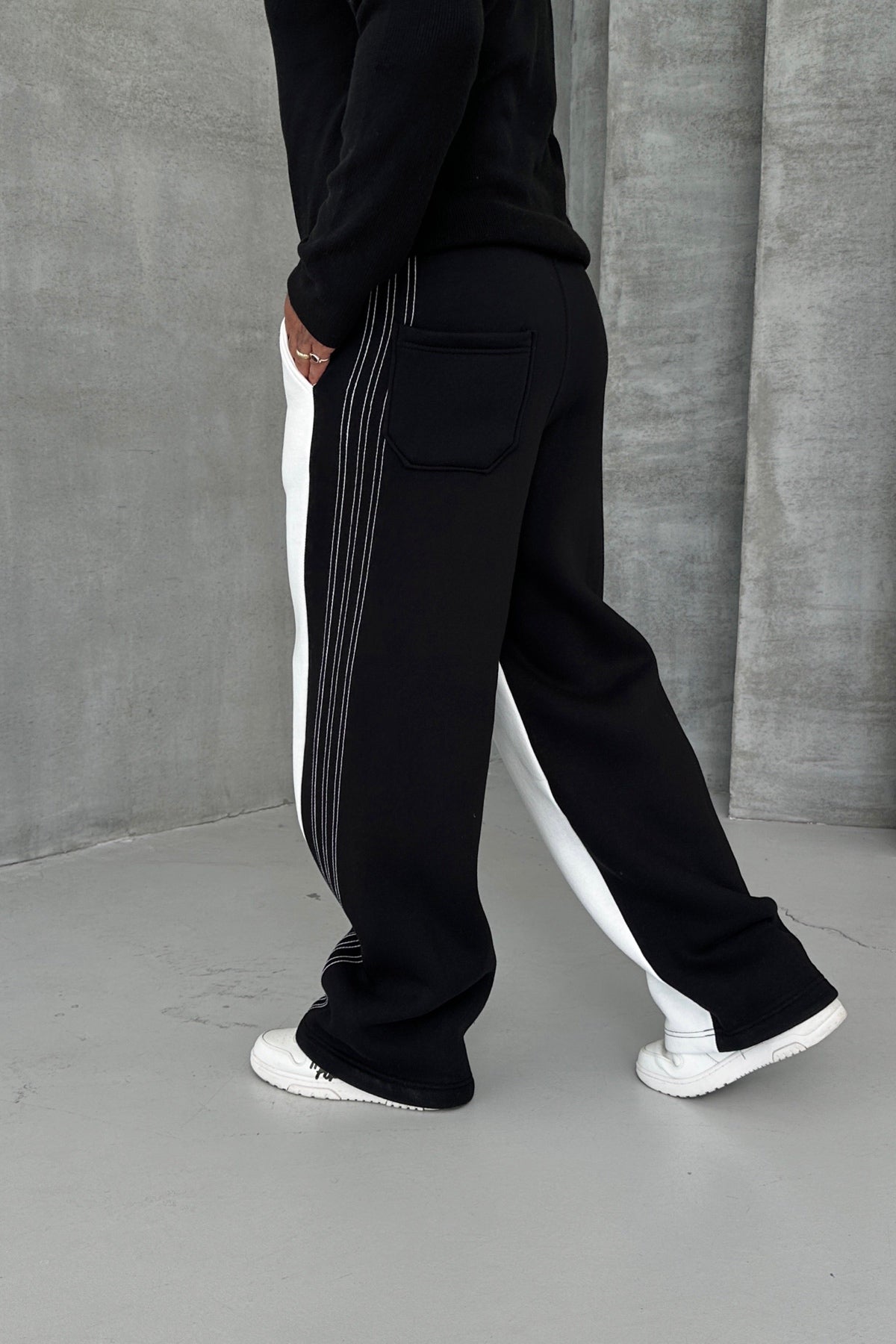 LOOSE CUT SIDE STRIPED TRACKSUIT • WHITE-BLACK