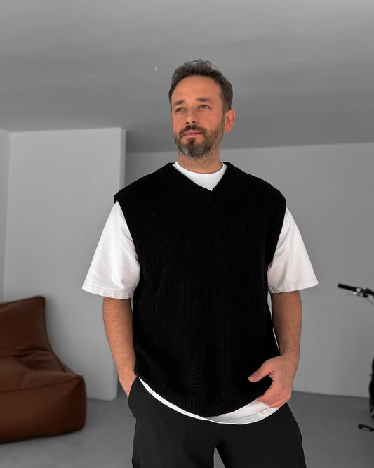 OVERSIZED V-NECK SWEATER • BLACK